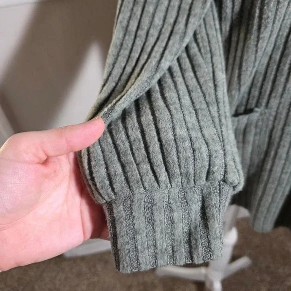 Green Ribbed Sweater - Picture 5 of 7